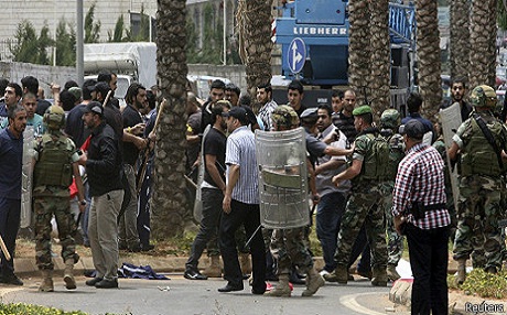 Alîgir û dijberên Hizbullahê li ber balyozxaneya Îranê li hev dan